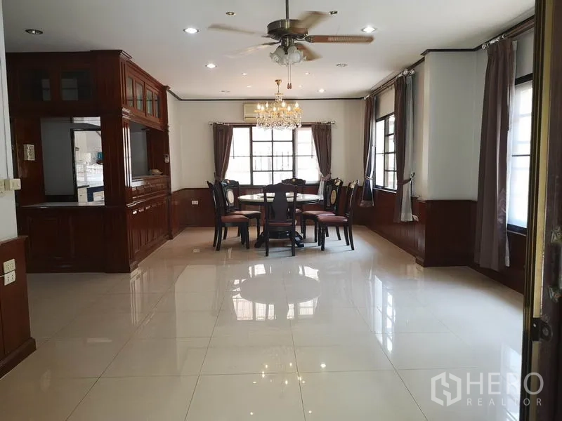 独立式住宅 出售 - 餐厅配水晶吊灯、吊扇与环窗采光。