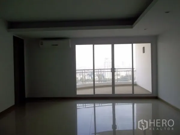 คอนโด ให้เช่าในBangkok - ห้องนั่งเล่นสว่างพื้นกระเบื้องเงาพร้อมประตูกระจกบานเลื่อนออกสู่ระเบียงกว้างวิวแม่น้ำในคอนโดสูง