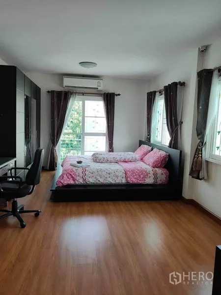 บ้าน ขายในMin Buri, Bangkok - ห้องนอนใหญ่ พื้นไม้ ช่องแสงรอบด้าน