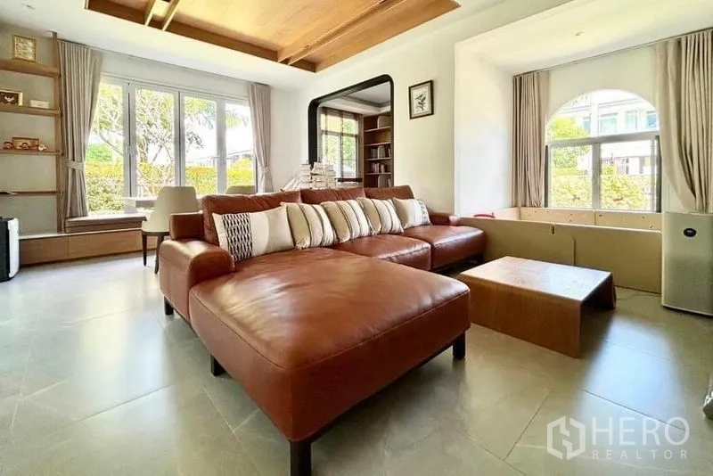 บ้าน ขายในPrawet, Bangkok - ห้องรับแขกอบอุ่น โซฟาตัวยาว หน้าต่างบานใหญ่ และชั้นบิลท์อิน