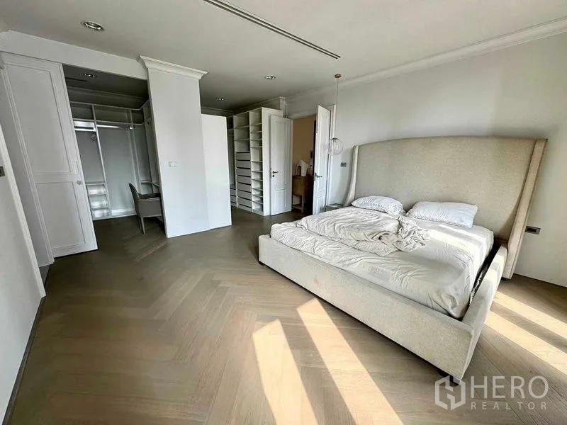 ทาวน์เฮาส์ ให้เช่าในWatthana, Bangkok - ห้องนอนใหญ่กว้าง มีตู้เสื้อผ้าบิวท์อิน โต๊ะทำงาน และพื้นลายก้างปลา.