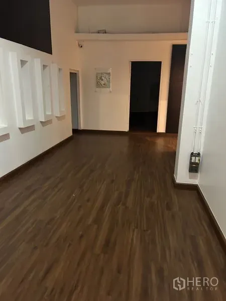 พื้นที่ขายปลีก ให้เช่าในWang Thonglang, Bangkok - พื้นที่โถงยาวพื้นไม้ พร้อมช่องโชว์บนผนัง