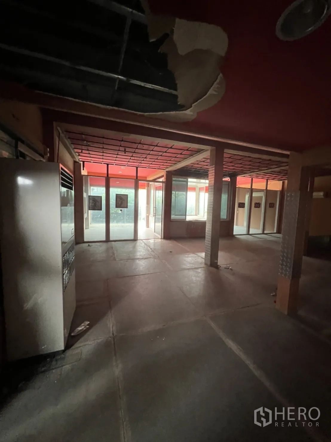 店屋 出租在Watthana, Bangkok - 二层大空间，局部天花外露与玻璃墙，适合翻新。