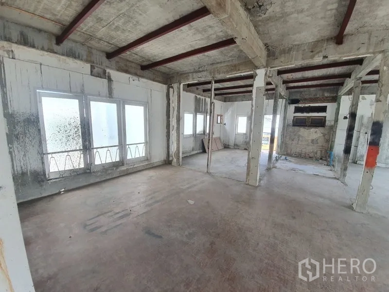 อาคารพาณิชย์ ให้เช่าในKhlong Toei, Bangkok - มุมสว่างของพื้นที่ดิบ คอนกรีตเปลือย หน้าต่างฝ้าพร้อมคานเพดาน