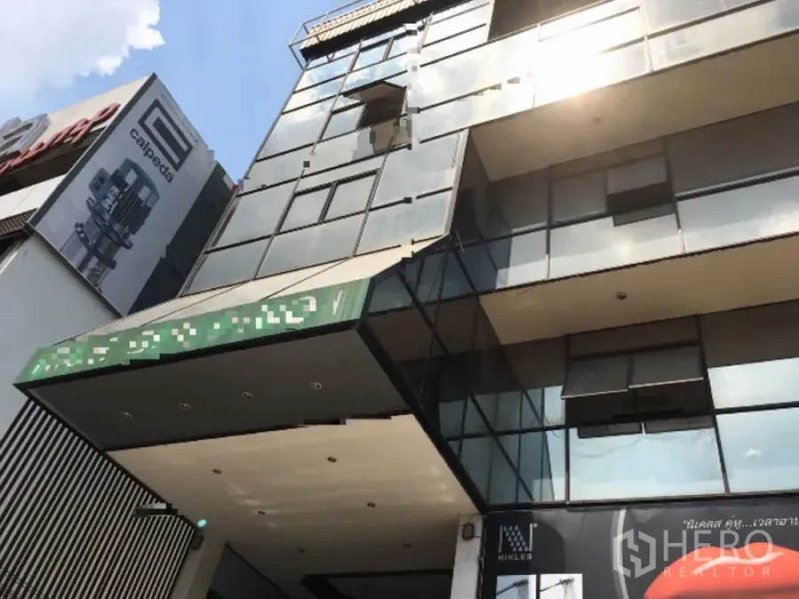 สำนักงาน for ในHuai Khwang, Bangkok - ด้านหน้าอาคารสำนักงานกระจกสมัยใหม่ในห้วยขวาง แสงสะท้อนจากกระจก