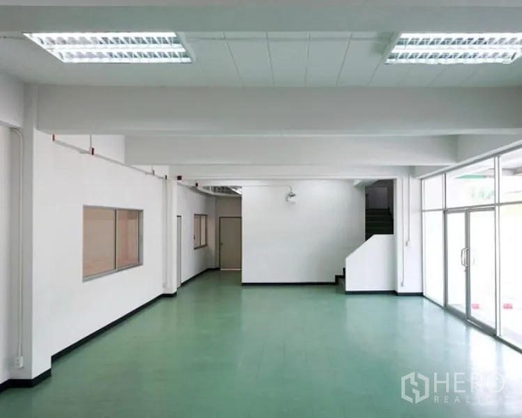 工厂 出租在Pluak Daeng, Rayong - 一层办公室或展厅，玻璃入户门并配内部楼梯通往上层。