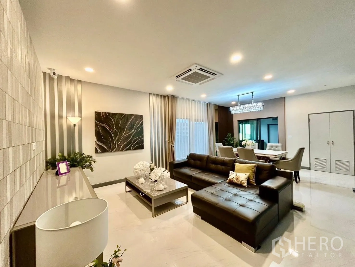 独栋房屋 for rent in Bang Phli, Samut Prakan - 开放式客餐厅，真皮沙发与水晶吊灯。