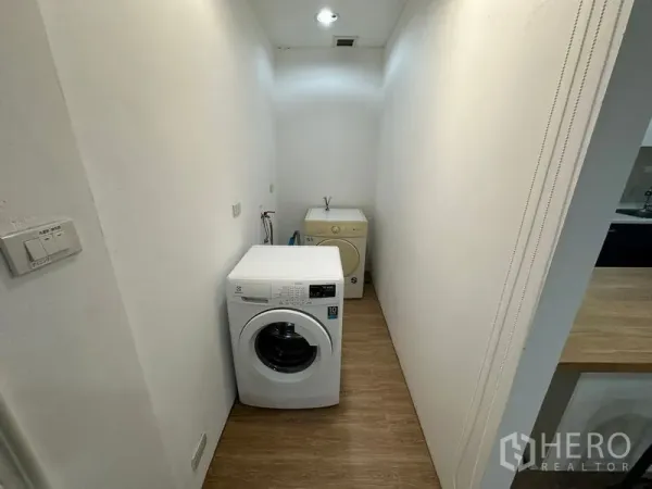 คอนโด ให้เช่าในWatthana, Bangkok - ห้องซักรีดทางยาวพร้อมเครื่องซักผ้าฝาหน้าและเครื่องอบผ้า