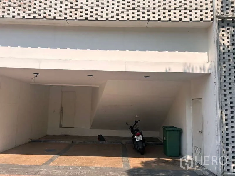 独立商业地产 出租在Khlong Toei, Bangkok - 建筑下方的有顶停车位，带照明，可停放车辆。