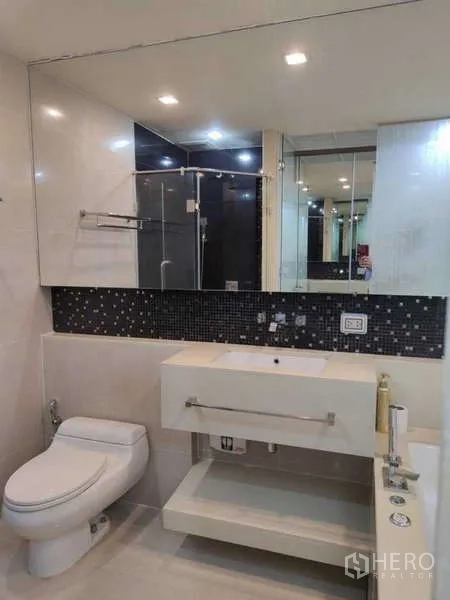 公寓 出租在Bang Rak, Bangkok - 整洁浴室，台盆、坐便与玻璃淋浴间