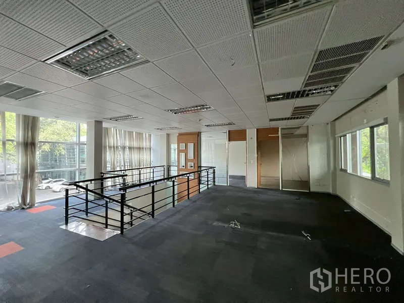 สำนักงาน ให้เช่าในWatthana, Bangkok - พื้นที่ทำงานเมซานีนกว้าง พร้อมหน้าต่างบานใหญ่และราวกันตก