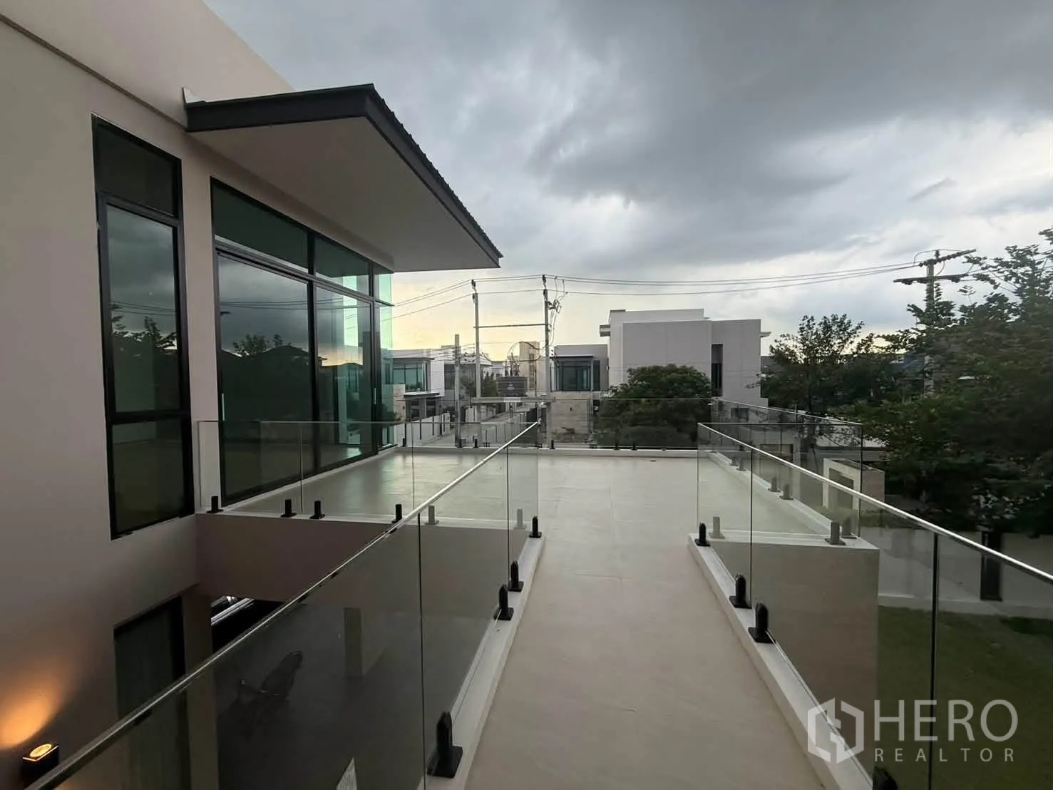 บ้านเดี่ยว for rent in Bang Khen, Bangkok - ทางเดินเชื่อมชั้นบนแบบสะพานกระจกเห็นวิวรอบหมู่บ้าน