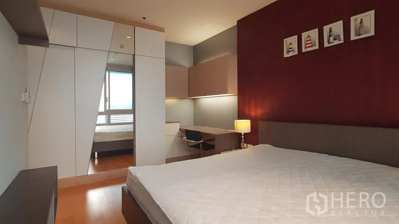 คอนโด ให้เช่าในRatchathewi, Bangkok - มุมห้องนอนพร้อมตู้เสื้อผ้าบานกระจก ผนังตกแต่ง และโต๊ะทำงานพร้อมตู้ลอย