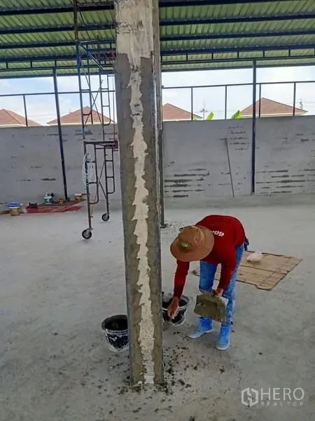 货栈 出租在Khlong Sam Wa, Bangkok - 仓库内部混凝土立柱新近抹灰，开放式空间