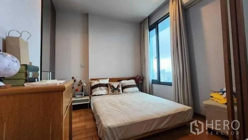 公寓 出租在Khlong Toei, Bangkok - 温馨卧室，带窗与窗帘，眺望曼谷景色。