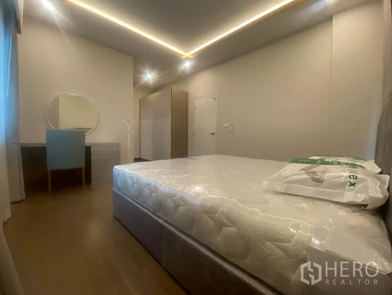 บ้าน ให้เช่าในPrawet, Bangkok - ห้องนอนที่สี่พร้อมโต๊ะทำงาน ตู้เสื้อผ้า และไฟเส้น LED ฝ้าเพดาน