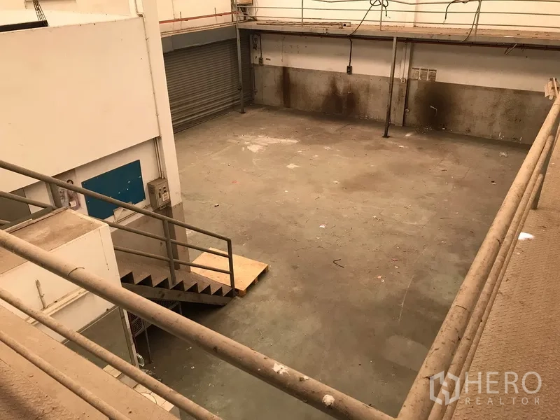 คลังสินค้า ให้เช่าในMueang Samut Prakan, Samut Prakan - มุมมองจากชั้นลอย เห็นพื้นโกดังกว้าง บันไดเหล็กและจุดขนถ่าย
