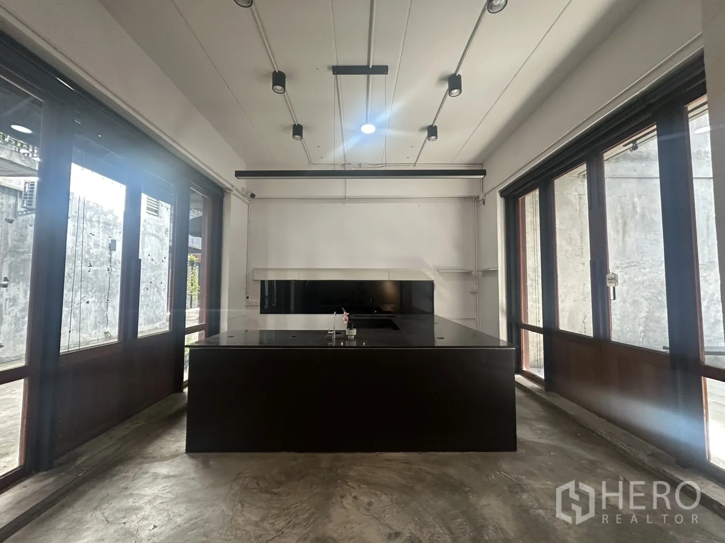 สำนักงานที่บ้าน ให้เช่าในPathum Wan, Bangkok - ไอส์แลนด์เตรียมงานกลางห้อง รับแสงธรรมชาติจากประตูกระจกสองด้าน