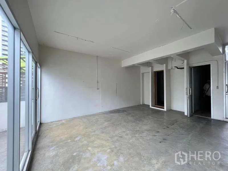 店屋 出租 - 采光房，推拉玻璃门通向室外露台。