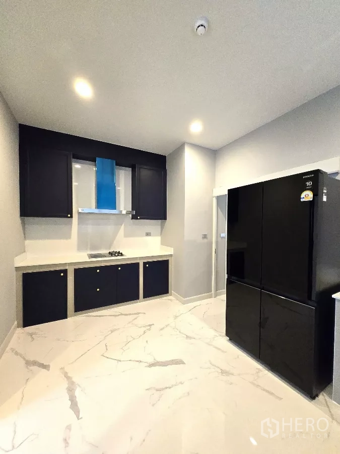 Detached House for rent in Bang Phli, Samut Prakan - Thai kitchen corner with gas hob, hood and easy-clean counters.