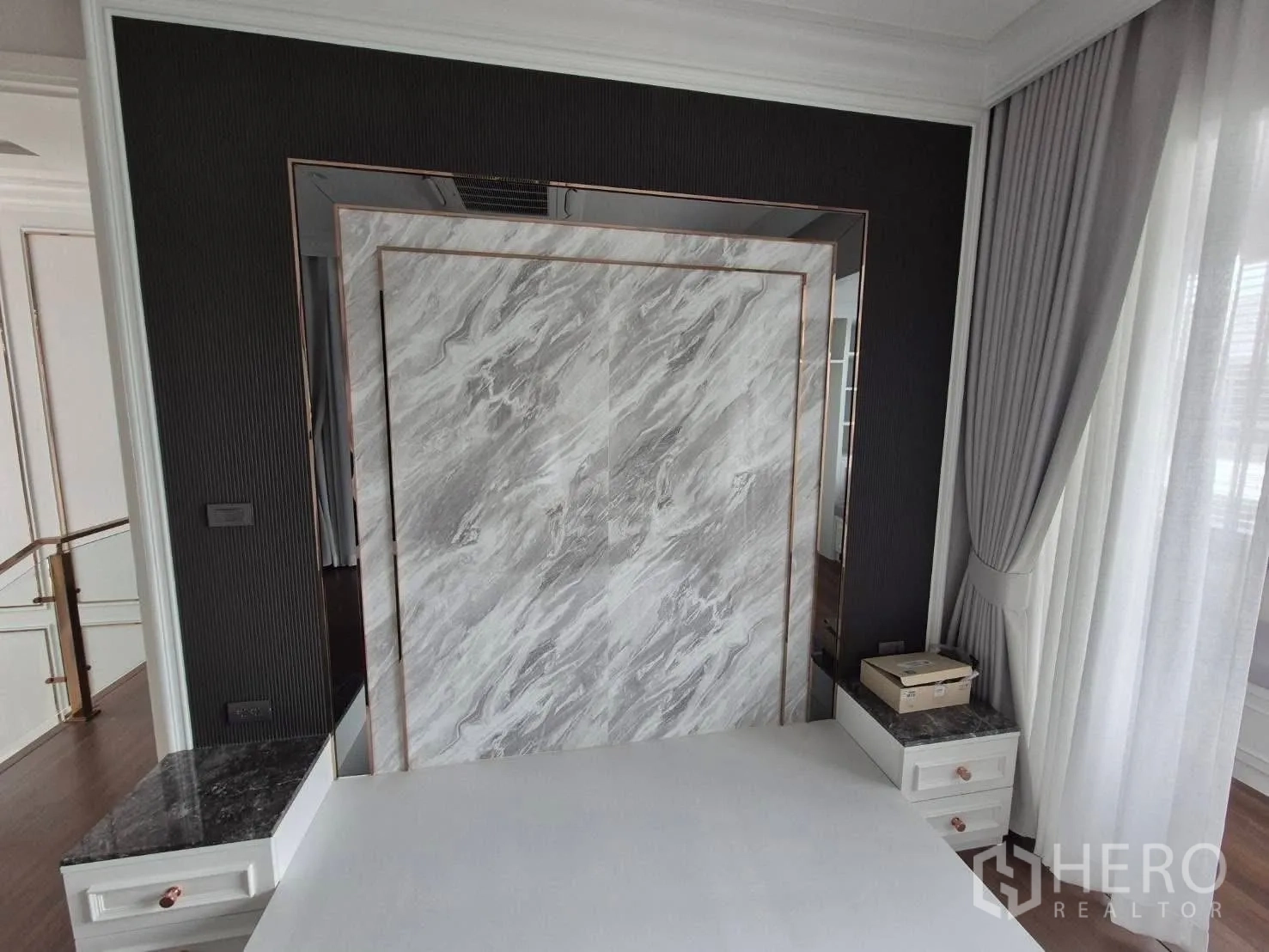 บ้าน ขายในBang Kruai, Nonthaburi - ผนังหัวเตียงห้องนอนใหญ่ตกแต่งแผ่นหินลายอ่อน พร้อมตู้ข้างเตียง