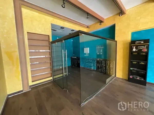 零售空间 出租在Watthana, Bangkok - 店中央玻璃房，可作收银/咨询间，配层架与展示架。