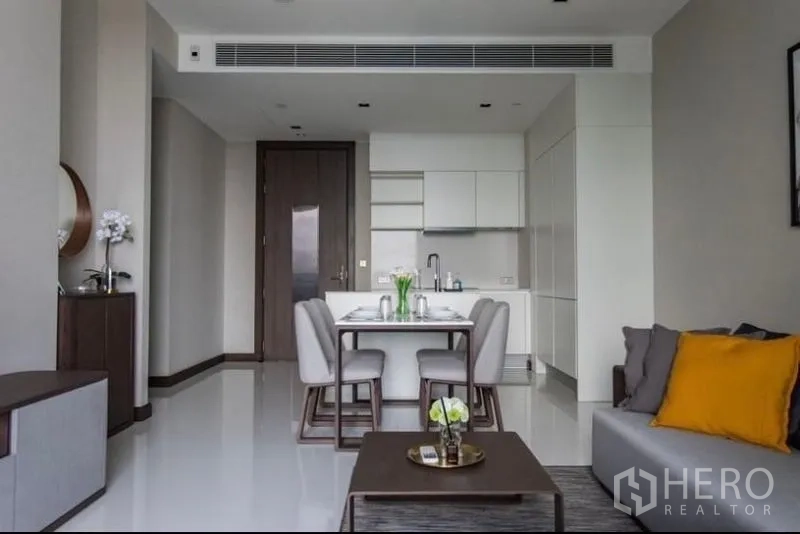 คอนโด ให้เช่า - ครัวมินิมอลและพื้นที่ทานอาหารติดกับโซฟาโทนเรียบ