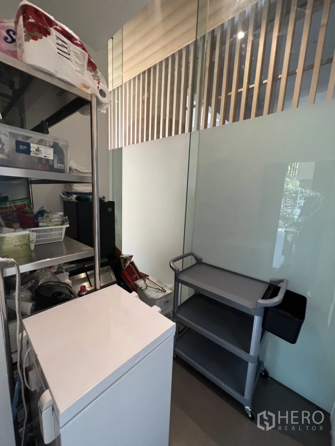 พื้นที่ขายปลีก ให้เช่าในWatthana, Bangkok - ห้องเก็บของหลังร้านมีชั้นวางโลหะ ฉากกั้นกระจก และรถเข็นอเนกประสงค์