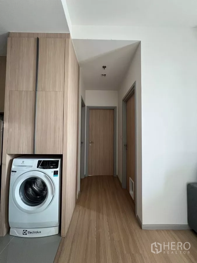 公寓 出租或出售在Chatuchak, Bangkok - 走廊带嵌入式柜体和前开式洗衣机位。