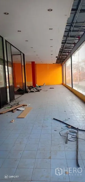 零售空间 出租或出售在Bang Khen, Bangkok - 狭长展示走廊，瓷砖地面与通高玻璃。