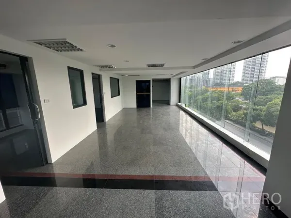 สำนักงาน ให้เช่าในSathon, Bangkok - พื้นที่ทำงานเปิดโล่ง กระจกเต็มบานรับวิวสีเขียวและสกายไลน์กรุงเทพฯ