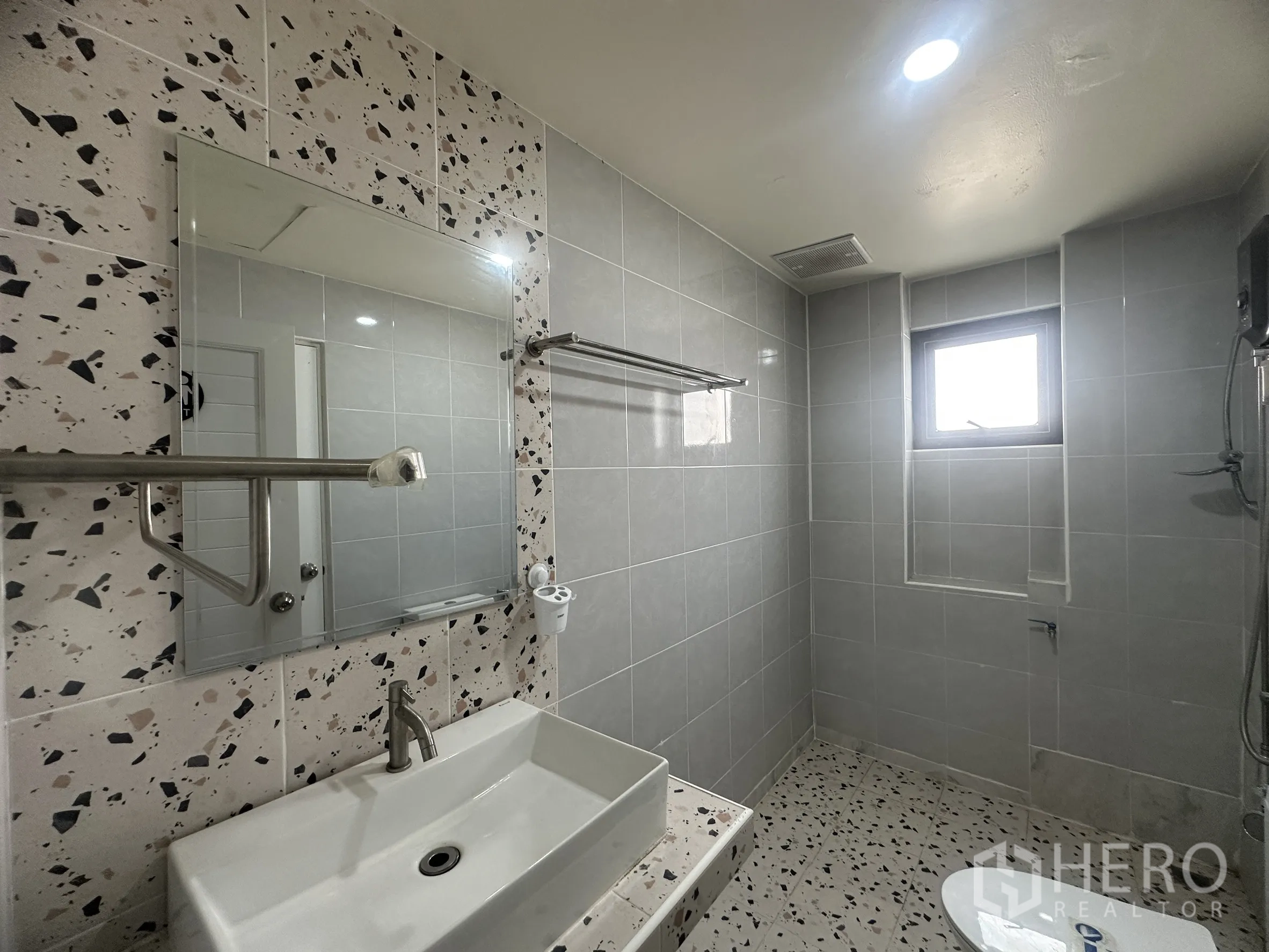 联排别墅 for sale in Lam Luk Ka, Pathum Thani - 二层卫生间，水磨石风格瓷砖、台盆与淋浴。