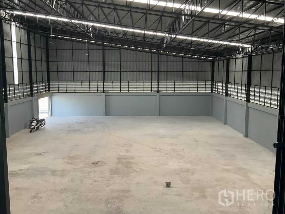 工厂 出售在Samut Sakhon - 宽阔的生产区域，通风窗带来采光，空间开阔