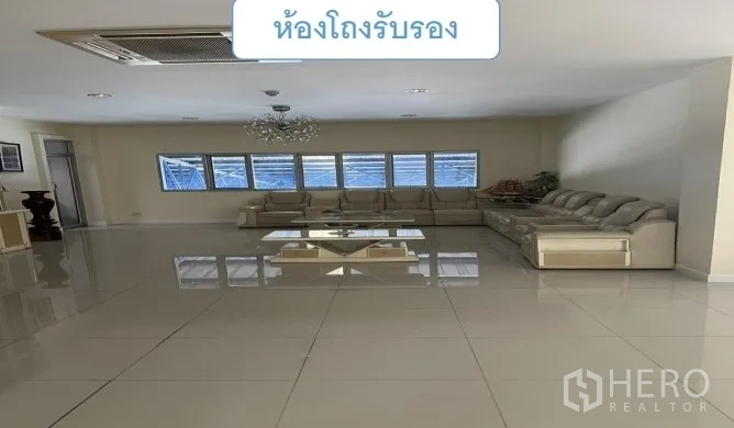 货栈 出租在Mueang Pathum Thani, Pathum Thani - 接待区另一视角，沙发组合与茶几