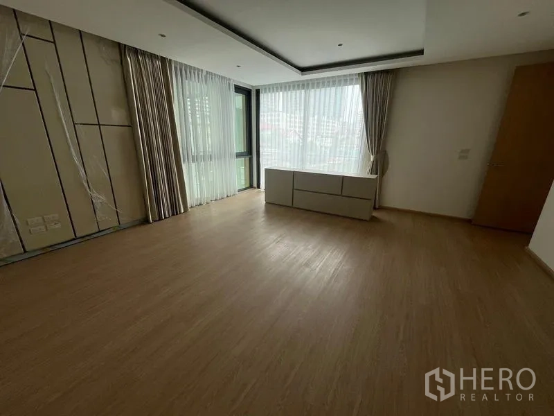 ทาวน์เฮาส์ ให้เช่าในKhlong Toei, Bangkok - ห้องนอนมุมอาคาร พื้นไม้ ผ้าม่านโปร่ง พร้อมวิวเมือง