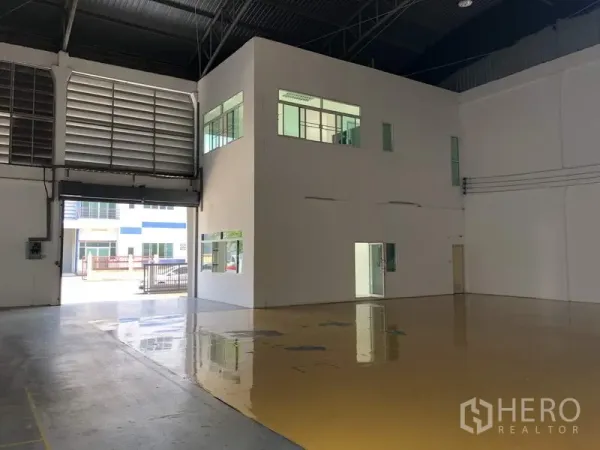 工厂 出租在Lam Luk Ka, Pathum Thani - 厂房内挑高空间，带夹层式办公盒体与亮面环氧地坪。
