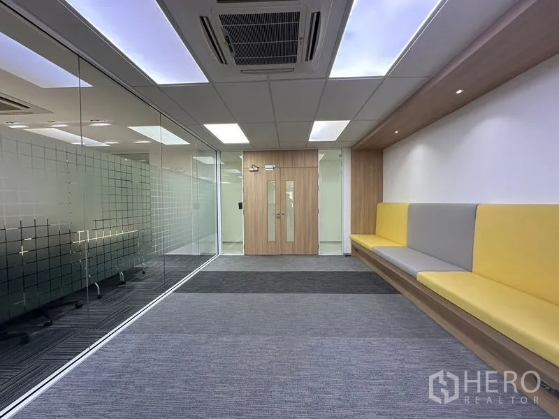สำนักงาน ให้เช่า - โถงต้อนรับพร้อมม้านั่งบิวท์อินและผนังกระจกในออฟฟิศสมัยใหม่
