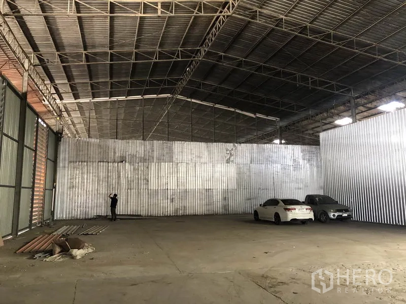 คลังสินค้า ให้เช่าในNong Chok, Bangkok - โซนโกดังโล่ง ผนังเมทัลชีท พื้นคอนกรีต มีพื้นที่จอดรถใต้หลังคาเหล็ก