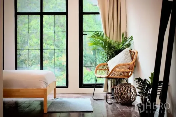 สำนักงาน ให้เช่าในSathon, Bangkok - มุมนั่งเล่นริมหน้าต่าง เก้าอี้หวาย หน้าต่างสูงจรดพื้น พร้อมวิวต้นไม้เขียวขจี