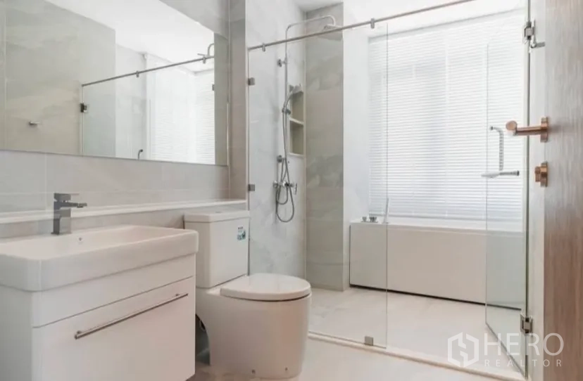 คอนโด for rent in Watthana, Bangkok - ห้องน้ำสว่างโปร่งพร้อมฉากกั้นอาบน้ำกระจก อ่างอาบน้ำ และอ่างล้างหน้าโมเดิร์น