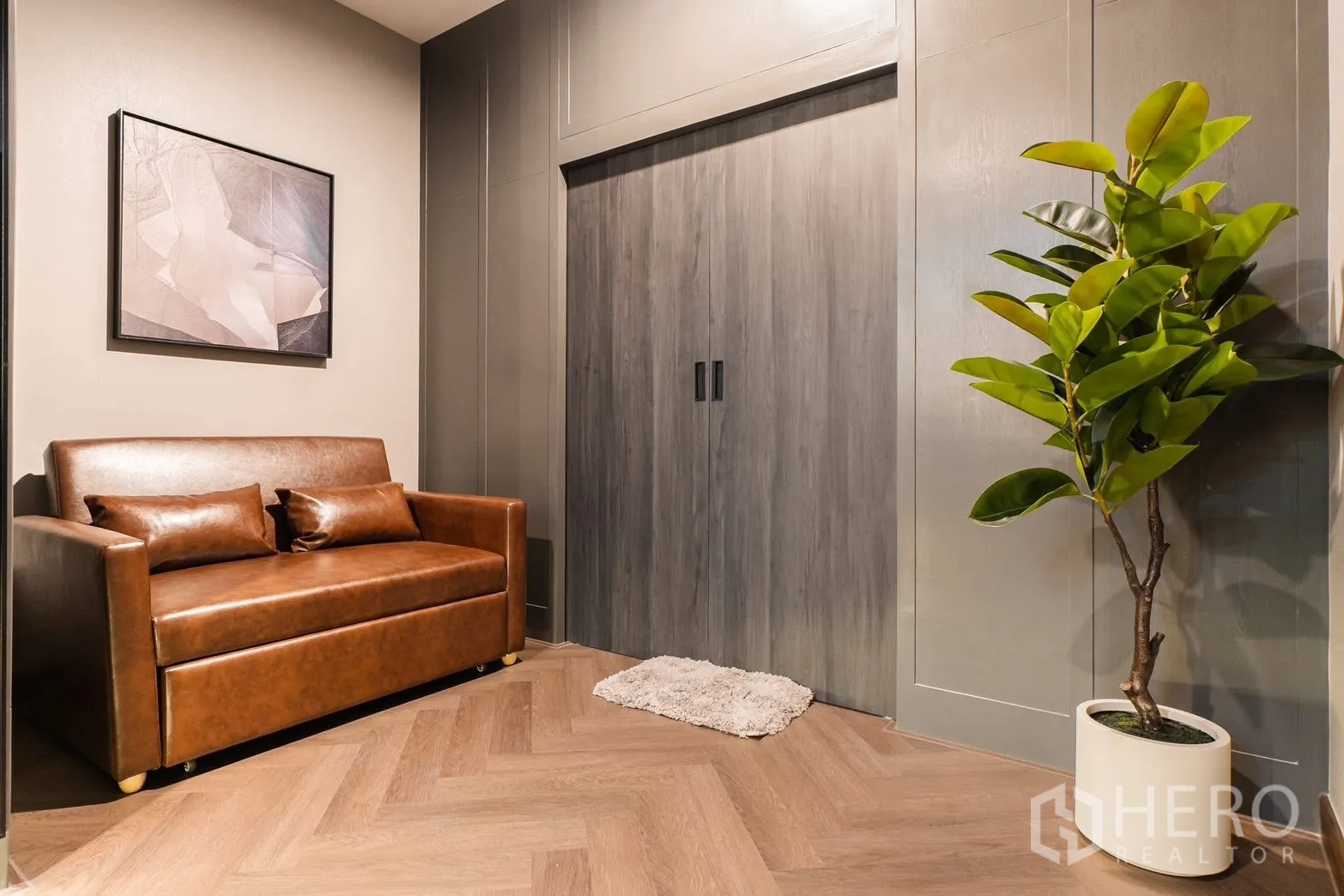 บ้าน ให้เช่าหรือขายในPrawet, Bangkok - มุมนั่งเล่นอบอุ่น ประตูตู้สไลด์และกระถางต้นไม้ในบ้าน