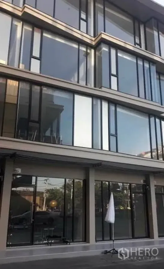 Home Office for rent or sale in Khlong Toei, Bangkok - Contemporary multi-storey home office exterior with floor-to-ceiling glass windows and a ground-floor storefront near BTS On Nut in Phra Khanong, Bangkok.