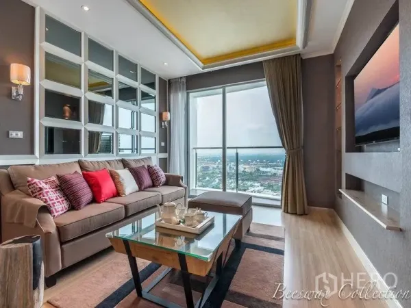 คอนโด ให้เช่าในWatthana, Bangkok - ห้องนั่งเล่นติดประตูบานเลื่อนกระจกเต็มผนัง เปิดออกสู่ระเบียง มองเห็นวิวสกายไลน์กรุงเทพฯ พร้อมโซฟาและชั้นทีวี