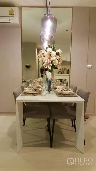 คอนโด ให้เช่าในKhlong Toei, Bangkok - โต๊ะรับประทานอาหารจัดครบ ใต้โคมแก้วสามดวงและกระจกติดผนัง