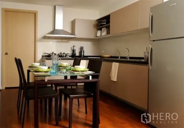 คอนโด ให้เช่าหรือขายในKhlong Toei, Bangkok - ครัวสไตล์โมเดิร์นพร้อมตู้เก็บของ เครื่องดูดควัน ตู้เย็นขนาดใหญ่ และชุดโต๊ะทานอาหาร