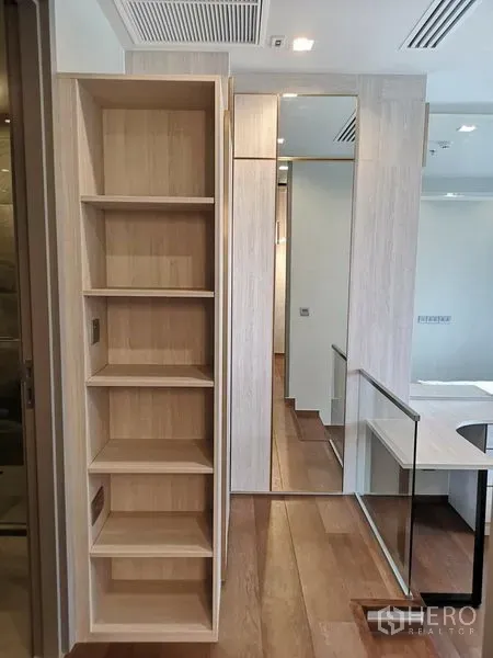 คอนโด ให้เช่าในRatchathewi, Bangkok - ชั้นวางของบิลท์อินไม้สีอ่อนและตู้เสื้อผ้าบานกระจก ในคอนโดสมัยใหม่พื้นไม้