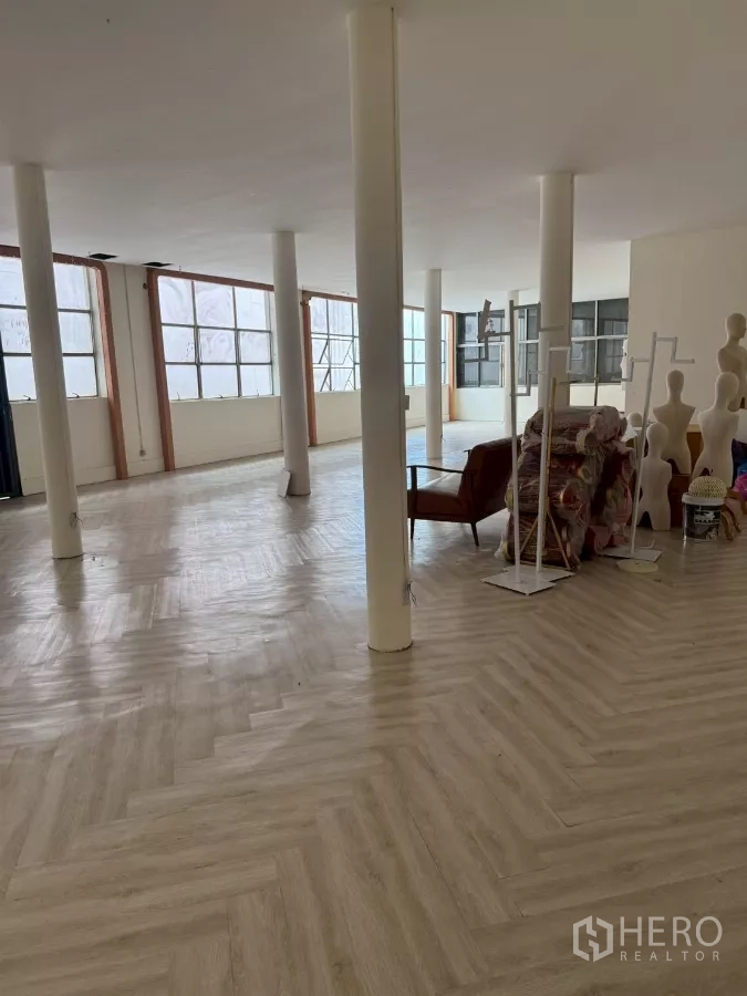 Shophouse for rent in Samphanthawong, Bangkok - Large flexible workspace with pillars and partial furniture.