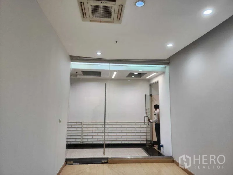 พื้นที่ขายปลีก ให้เช่าในWatthana, Bangkok - หน้าร้านกระจก พร้อมแอร์คาสเซ็ตฝ้าเพดาน และพื้นที่โชว์สินค้าที่สว่าง