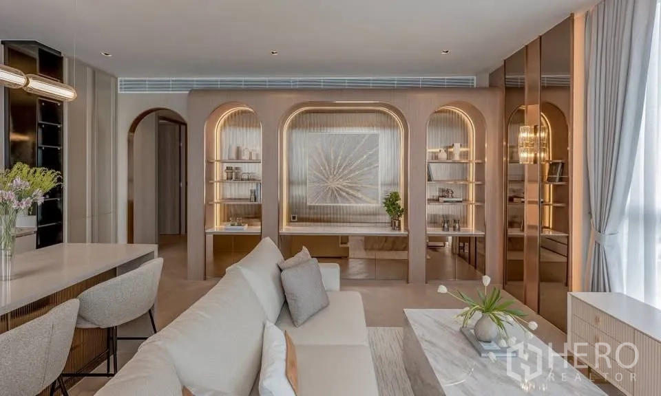 公寓 for rent in Sathon, Bangkok - 客厅配有拱形内置书架、大理石茶几与大窗。