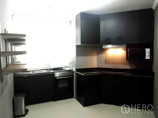 คอนโด ให้เช่าในWatthana, Bangkok - ครัวแยกสไตล์โมเดิร์น ตู้สีดำ เคาน์เตอร์รูปตัวแอล มีเตาอบ ฮูด และไมโครเวฟ ใกล้หน้าต่างสว่าง